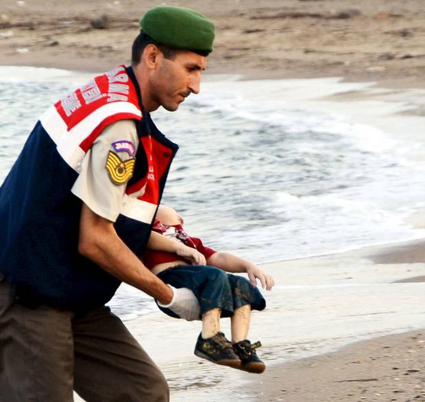 El pequeño refugiado sirio Aylan es recogido muerto en la costa turca. Foto: Reuters