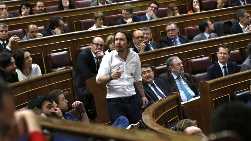 Pablo Iglesias se enfrenta con la bancada socialista. EFE