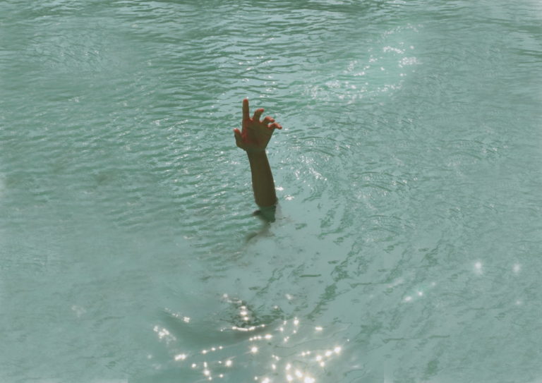 Una persona se hunde bajo el agua